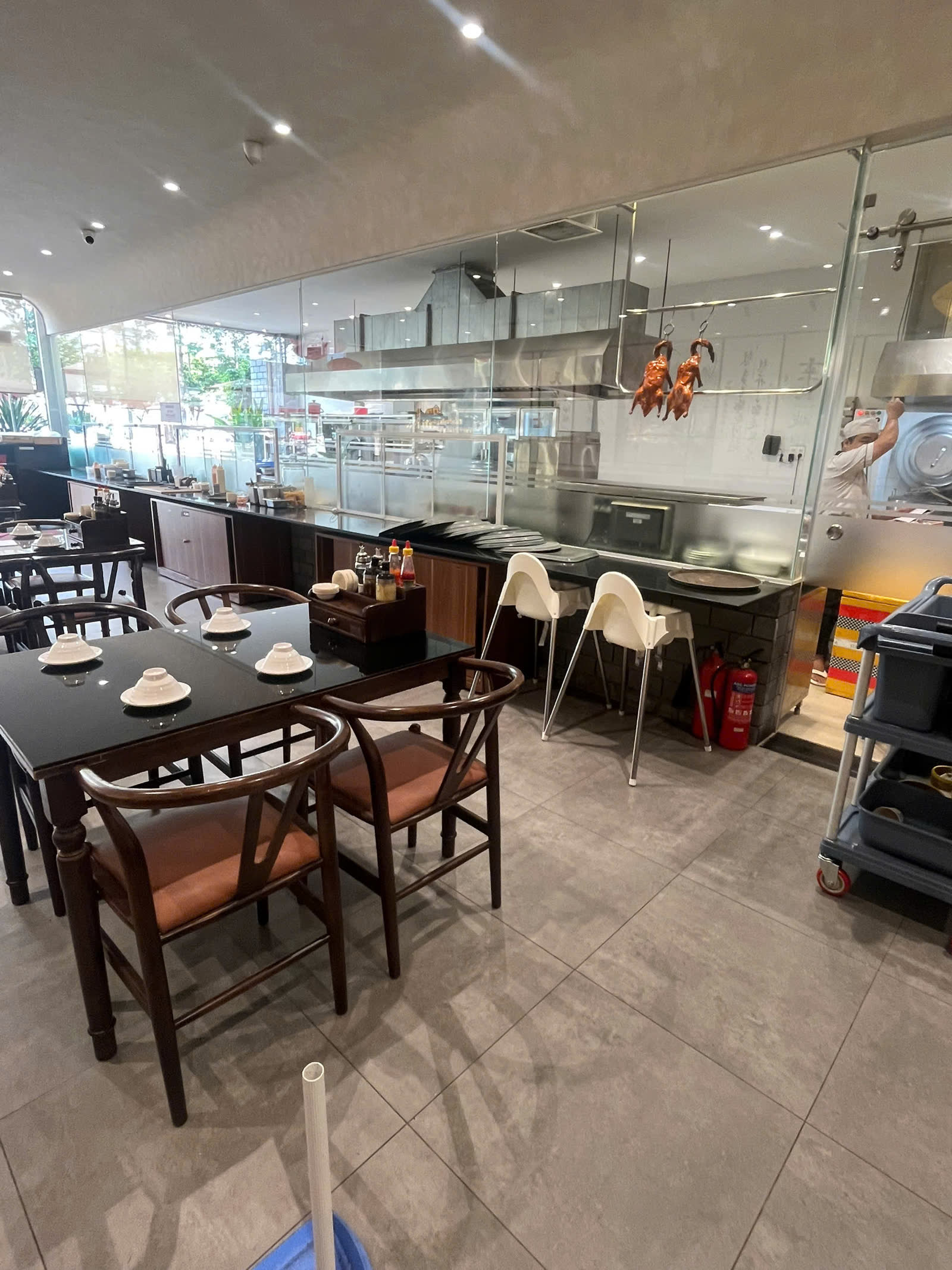 Bếp mở vách kính và quầy ra món